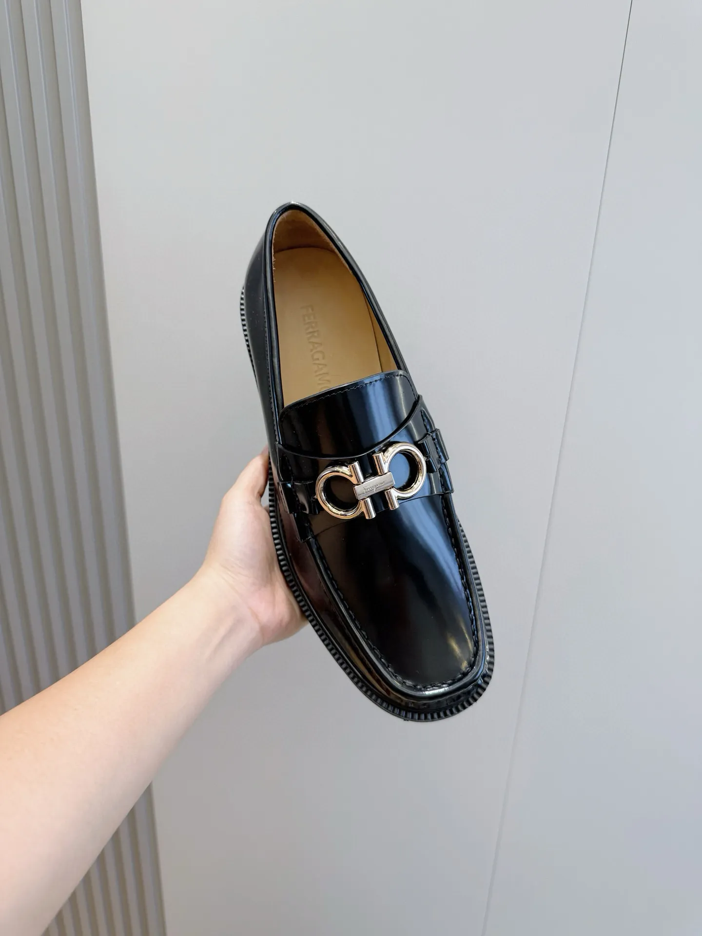[Ferragamo] Top P: 760💰 Number of yards: 39~44 (38.45. Customized, non-returnable) Ferragamo men's leather derby shoes. The new derby shoes are light in texture and cool in style. They adopt exquisite eyelet uppers and novelly define urban trends. Made of brushed cowhide, it has a plump and rounded toe box and is decorated with delicate wingtip decorative details. Imported cowhide + cowhide lining.